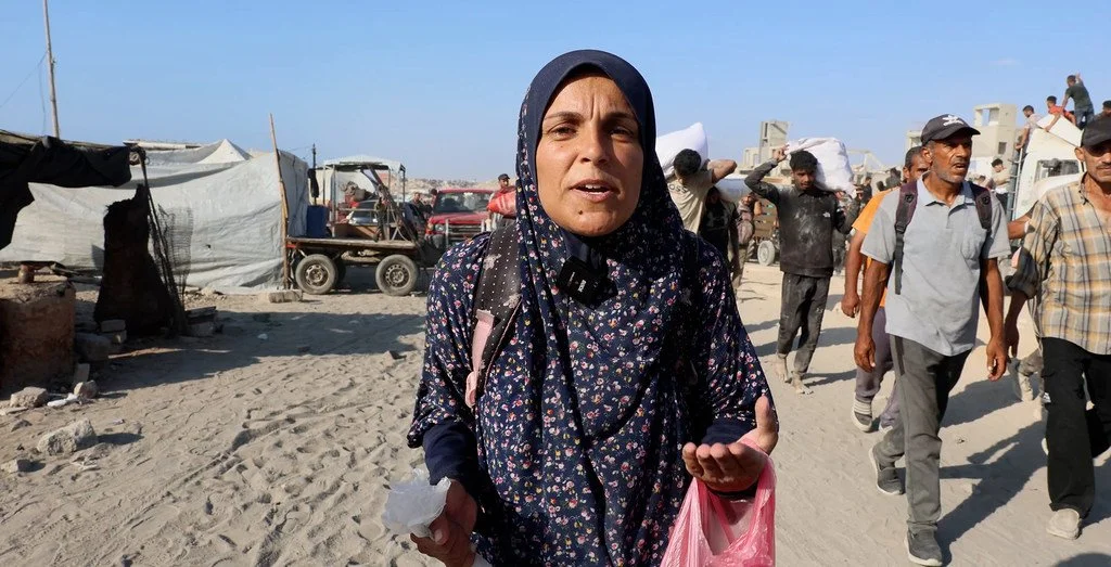  Noticias ONU Asma Masoud, desplazada del norte de Gaza, regresa de su búsqueda diaria de comida. 